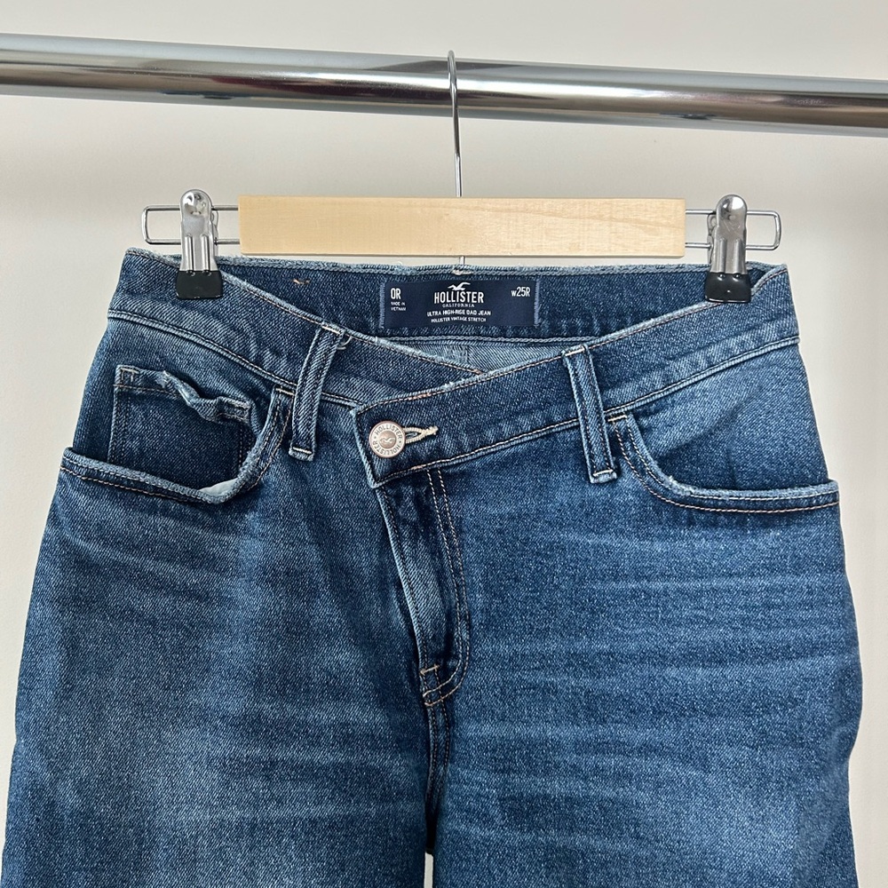(NEW never worn) Hollister Ultra High Rise Cross Waist Crossover Dad Jean